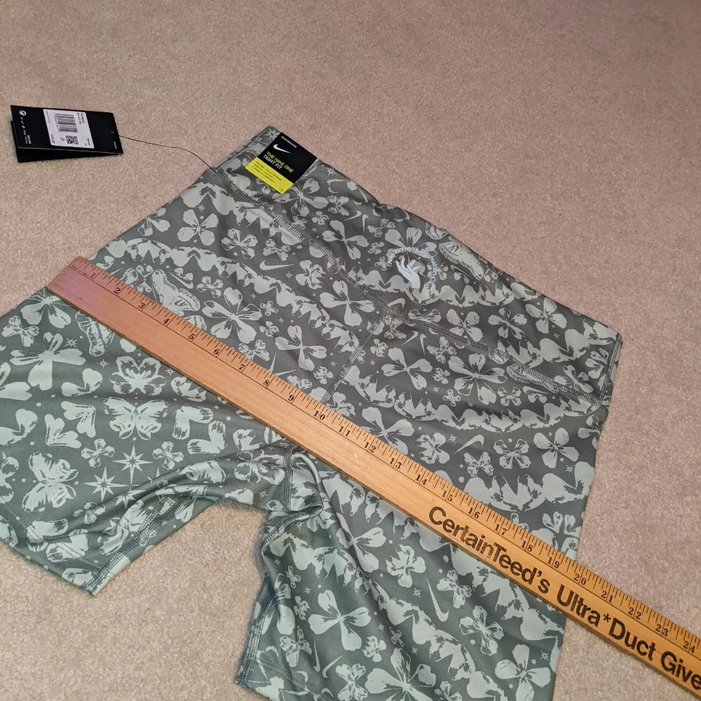 Nwts Women's Nike training dri-fit green butterfly bike shorts - Picture 10 of 16